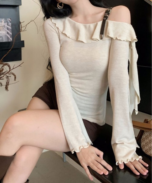 kirakiraShop(キラキラショップ)の「肩ベルト オフショルダー ニット トップス(ニット/セーター・レディース・ベージュ/チャコール/ホワイト・FREE)」の4枚目の写真