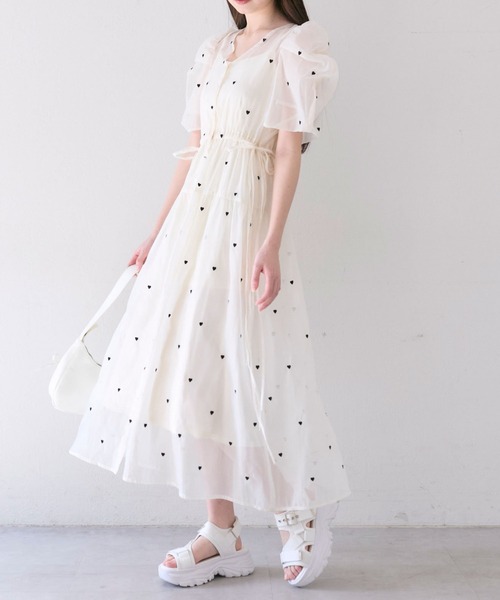 OLIVE des OLIVE（オリーブデオリーブ）の「ハート刺繍ワンピース（ワンピース・レディース・ブラック/ピンク/オフホワイト/サックスブルー/イエロー・FREE）」の2枚目の写真
