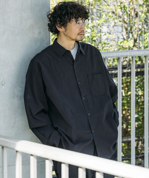 HINSON（ヒンソン）の「HINSON/ヒンソン レギュラーカラー ロングスリーブシャツ/シワ加工/リラックスフィット（シャツ/ブラウス・メンズ・ブラック/オフホワイト・MEDIUM/LARGE）」の2枚目の写真