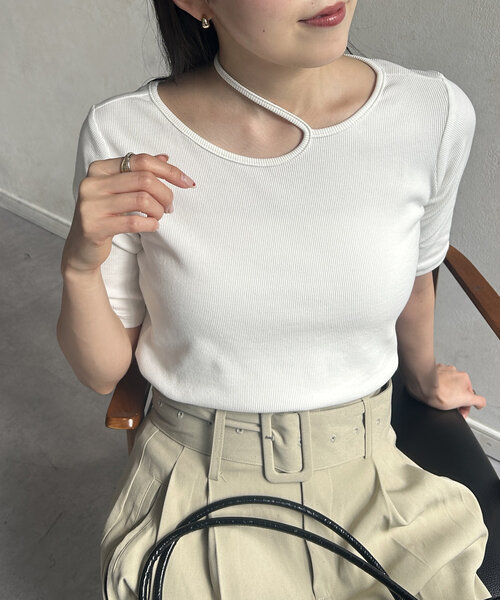 Thevon(ゼボン)の「変形ホルターネック5分袖リブプルオーバー(Tシャツ/カットソー・レディース・ブラウン/ブラック/オリーブ/オフホワイト・FREE)」の2枚目の写真