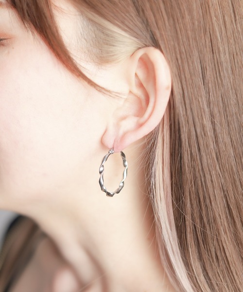 ARCHIVER(アーカイバ)の「【RS】《Stainless》 Twist Ring Pierce 30mm-ツイストリング ピアス(ピアス(両耳用)・レディース・シルバー・FREE)」の1枚目の写真
