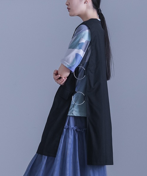 kOhAKU(コハク)の「サイドリングミドル丈ジレ(ベスト・レディース・ブラック/グレー・1/2)」の10枚目の写真