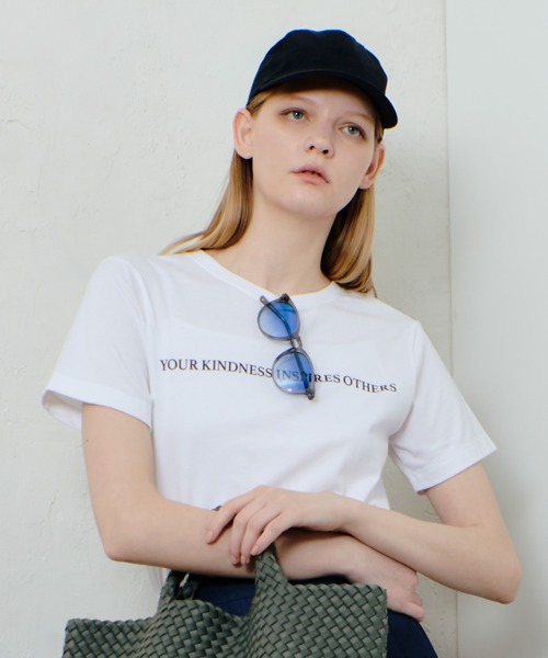 allureville(アルアバイル)の「コンビフォントTシャツ(Tシャツ/カットソー・レディース・オフホワイト/グレー系その他/モカ・2)」の2枚目の写真