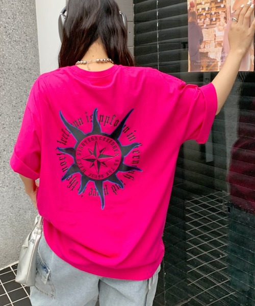 SHEENA(シーナ)の「バックプリントグラフィックオーバーサイズTシャツ(Tシャツ/カットソー・レディース・ブラック/オレンジ/ピンク/ホワイト/ベージュ・M)」の4枚目の写真