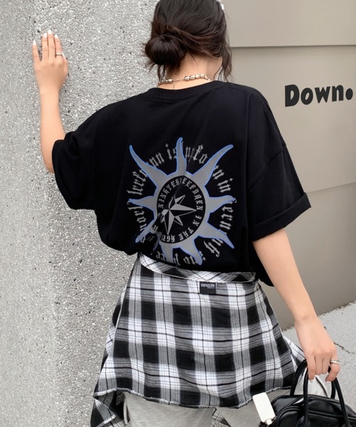SHEENA(シーナ)の「バックプリントグラフィックオーバーサイズTシャツ(Tシャツ/カットソー・レディース・ブラック/オレンジ/ピンク/ホワイト/ベージュ・M)」の3枚目の写真