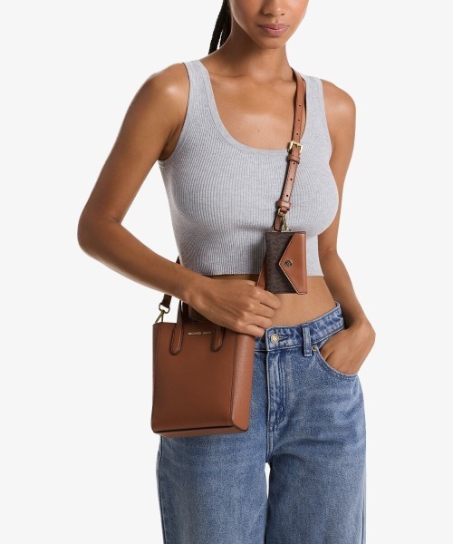 MICHAEL KORS(マイケルコース)の「VINCENT サフィアーノレザー クロスボディ ウィズ カードケース アタッチ エクストラスモール(ショルダーバッグ・レディース・ブラウン系・FREE)」の7枚目の写真