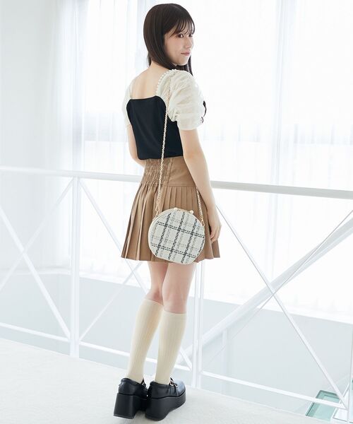 MAJESTIC LEGON(マジェスティックレゴン)の「パールチェーン異素材トップス(Tシャツ/カットソー・レディース・ピンクベージュ/ブラック/グレー・MEDIUM)」の22枚目の写真