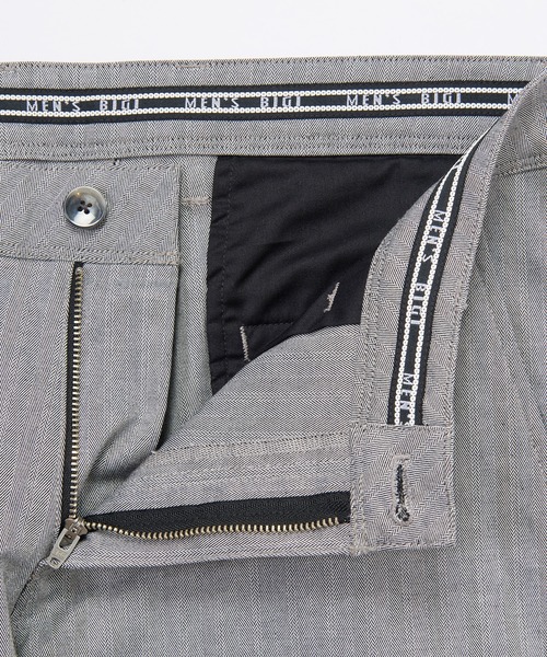 MEN'S BIGI(メンズビギ)の「シャドーヘリンボーンストレッチパンツ(スラックス・メンズ・ネイビー/ベージュ/ブラック/ホワイト/ライトグレー・05/04/03/02/01)」の13枚目の写真