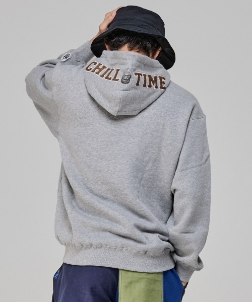 KRIFF MAYER(クリフメイヤー)の「チルタイム裏起毛パーカー(フードロゴ)(スウェット・メンズ・パープル/チャコール/カラフル/グリーン/レッド/ブラウン/グレー/ナチュラル・MEDIUM/X-LARGE/LARGE)」の2枚目の写真