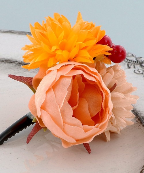 kimonomachi（キモノマチ）の「髪飾り クリップ 単品「クリームベージュ・オレンジピンク・レッド・モスグレー マムとプチローズ」全4種 日本製　浴衣髪飾り　浴衣（和装小物・レディース・オレンジ/クリーム/グレー/レッド・ONE SIZE）」の6枚目の写真