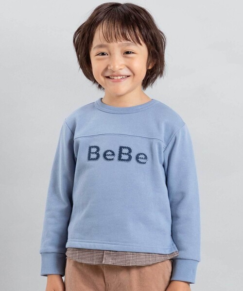 BeBe（ベベ）の「パッチ刺しゅうロゴレイヤード風トレーナー（スウェット・キッズ・グリーン/ブルー・130cm/110cm/120cm/150cm/140cm/100cm）」の2枚目の写真
