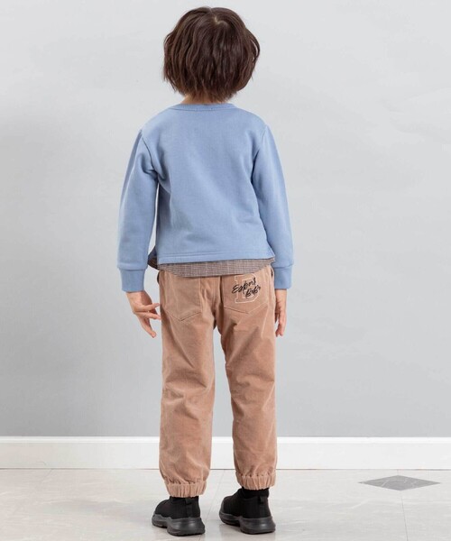 BeBe（ベベ）の「パッチ刺しゅうロゴレイヤード風トレーナー（スウェット・キッズ・グリーン/ブルー・130cm/110cm/120cm/150cm/140cm/100cm）」の6枚目の写真