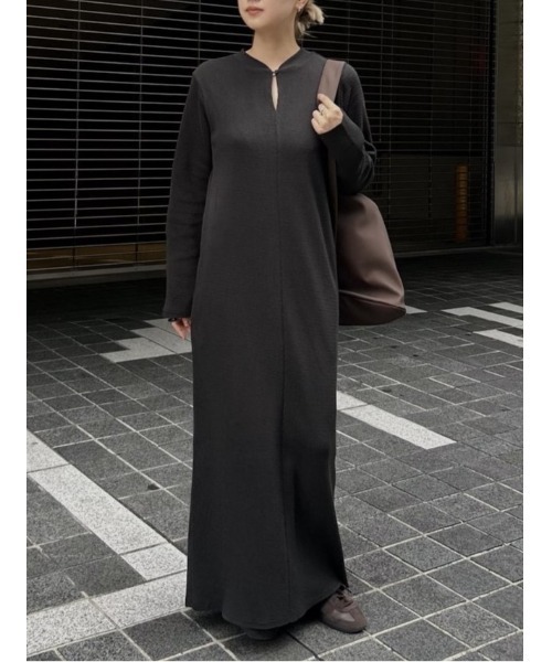 RIM.ARK(リムアーク)の「I line thermal OP Iラインサーマルワンピース(ワンピース・レディース・ライトブラック・36/38)」の1枚目の写真