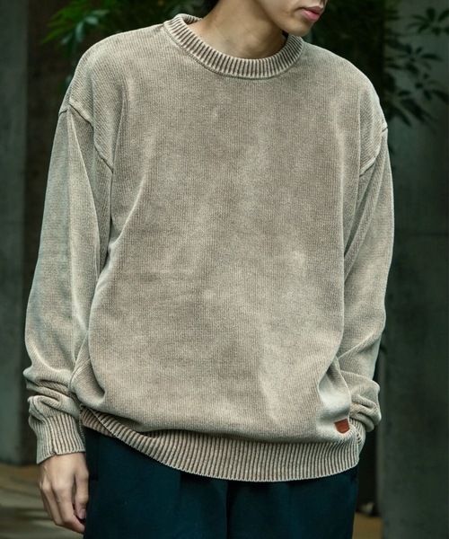 BILLABONG（ビラボン）の「BILLABONG メンズ GARAGE CREW NECK セーター 【2025年秋冬モデル】 @autumn /ビラボンレザーロゴワンポイントクルーネックニットセーター（ニット/セーター・メンズ・チャコールグレー/インディゴブルー/ブラウン・MEDIUM/LARGE/X-LARGE）」の2枚目の写真