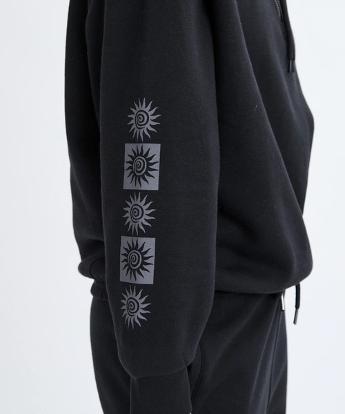 RVCA(ルーカ)の「RVCA レディース BAGGIE BF HALFZIP スウェットジャケット 【2025年秋冬モデル】 @autumn/ルーカハーフジップスウェットトレーナー(スウェット・レディース・ブラック/オフホワイト・SMALL/MEDIUM)」の5枚目の写真