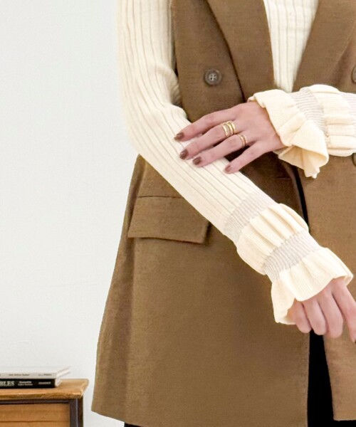 fredy couleur（フレディクルール）の「袖口フリルリブニット（ニット/セーター・レディース・オフホワイト/チャコールグレー/ブラック・38）」の5枚目の写真