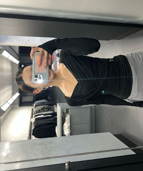PAIN OR PLEASURE（ペインオアプレジャー）の「DRAPED OFF SHOULDER TOP black（Tシャツ/カットソー・レディース・その他・SMALL/MEDIUM）」の3枚目の写真