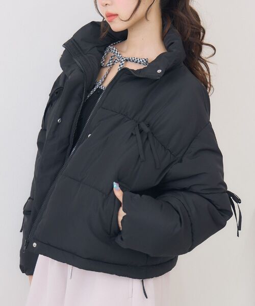 ems excite(エムズエキサイト)の「メニーリボン中綿BZ(ダウンジャケット/コート・レディース・ブラック/ナチュラル/ブルー・FREE)」の2枚目の写真