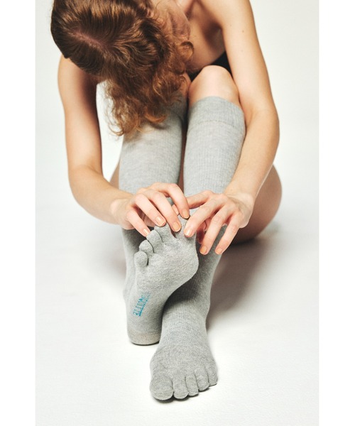 UNQUITTE(アンキュイット)の「【UNQUITTE】legitude socks grey アンキュイット 着圧ソックス 5本指(ソックス/靴下・レディース・グレー/チャコール/ブラック/ライトベージュ/ラベンダー/ライトグリーン・22-24cm/22-28cm/M(24cm)/L(25cm))」の3枚目の写真