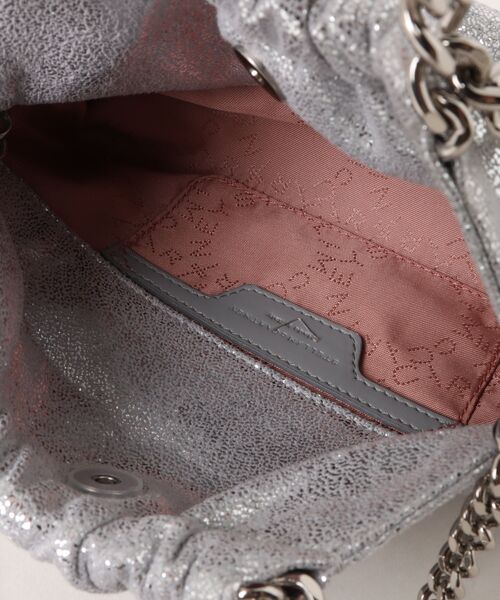 STELLA McCARTNEY（ステラマッカートニー）の「Falabella Drawstring Crossbody Bag / ファラベラ ドローストリング クロスボディバッグ（ショルダーバッグ・レディース・シルバー・ONE SIZE）」の5枚目の写真