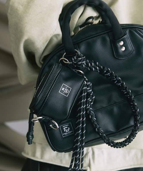 THEATRE PRODUCTS（シアタープロダクツ）の「《UNISEX》【THEATRE PRODUCTS】Collaboration With Charm Shoulder Leather Back/シアタープロダクツコラボレーションチャームレザーバック【MAISON SPECIAL/メゾンスペシャル】（エコバッグ/サブバッグ・メンズ・ブラック/シルバー・FREE）」の2枚目の写真