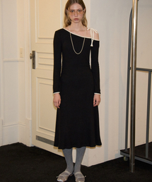 Line Point Off Shoulder Dress_ Black