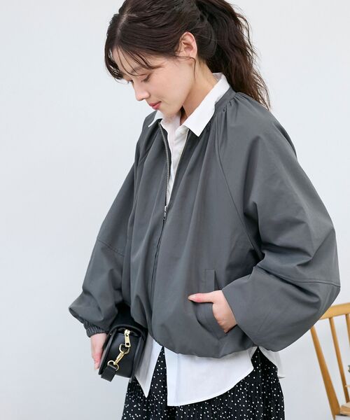 le.coeur blanc（ルクールブラン）の「《WEB限定アイテム》バルーンデザインノーカラーブルゾン（ブルゾン・レディース・チャコールグレー/カーキオリーブ/ベージュ・38）」の4枚目の写真