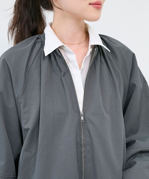 le.coeur blanc（ルクールブラン）の「《WEB限定アイテム》バルーンデザインノーカラーブルゾン（ブルゾン・レディース・チャコールグレー/カーキオリーブ/ベージュ・38）」の6枚目の写真