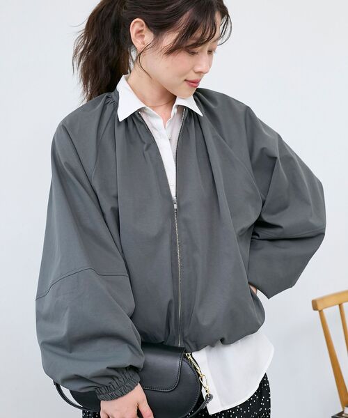 le.coeur blanc（ルクールブラン）の「《WEB限定アイテム》バルーンデザインノーカラーブルゾン（ブルゾン・レディース・チャコールグレー/カーキオリーブ/ベージュ・38）」の7枚目の写真