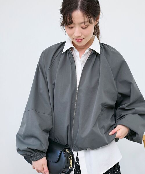 le.coeur blanc（ルクールブラン）の「《WEB限定アイテム》バルーンデザインノーカラーブルゾン（ブルゾン・レディース・チャコールグレー/カーキオリーブ/ベージュ・38）」の8枚目の写真