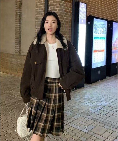 AsheKsha(アシクシャ)の「裏地付きコーデュロイのゆったりジャケット(ブルゾン・レディース・ネイビー/ブラウン・M)」の10枚目の写真