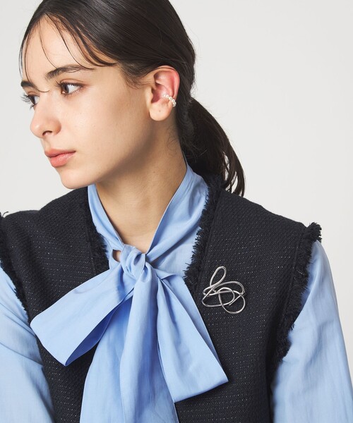 green label relaxing(グリーンレーベルリラクシング)の「ニュアンスライン ブローチ(ブローチ/コサージュ・レディース・ゴールド/シルバー・FREE)」の1枚目の写真