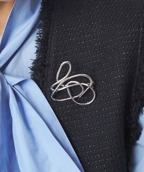 green label relaxing(グリーンレーベルリラクシング)の「ニュアンスライン ブローチ(ブローチ/コサージュ・レディース・ゴールド/シルバー・FREE)」の4枚目の写真