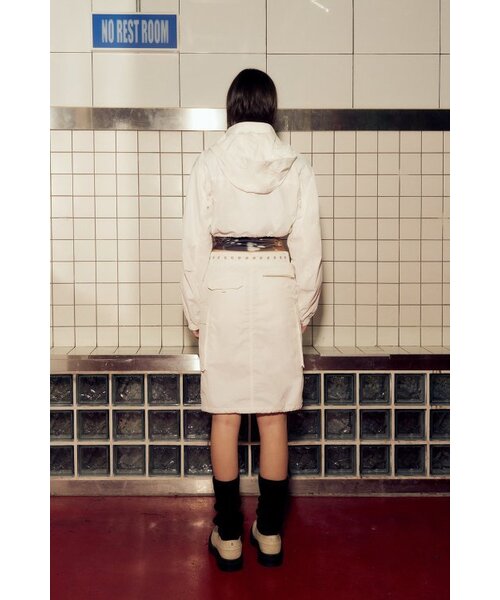 AFTERHOURS(アフターアワーズ)の「HOODED CROP JACKET (WHITE)(ナイロンジャケット・レディース・その他・FREE)」の3枚目の写真