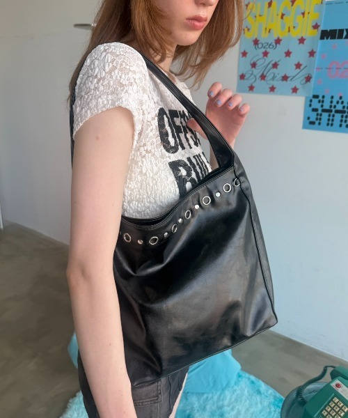SHAGGIE（シャギー）の「アイレットスタッズスクエアバッグ（ショルダーバッグ・レディース・ホワイト/レッド/ブラック・FREE）」の2枚目の写真