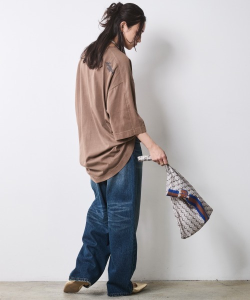 CHIC STYLE(シックスタイル)の「綿100%ロゴプリントチュニックTシャツ<大きいサイズ有>シックスタイル(その他トップス・レディース・チャコール/モカ・5L/4L/3L/LL/L/M)」の19枚目の写真