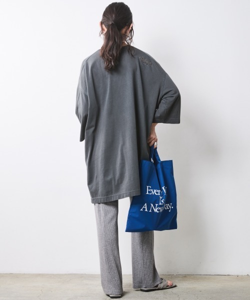 CHIC STYLE(シックスタイル)の「綿100%ロゴプリントチュニックTシャツ<大きいサイズ有>シックスタイル(その他トップス・レディース・チャコール/モカ・5L/4L/3L/LL/L/M)」の13枚目の写真