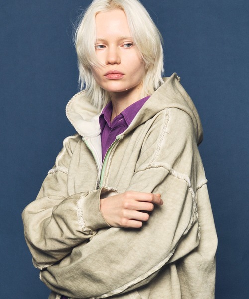 MAISON SPECIAL(メゾンスペシャル)の「《UNISEX》Over-Dye Embroidery Prime-Over Sweat Zip Hoodie/オーバーダイエンブロイダリースウェットプライムオーバーZIPパーカー【MAISON SPECIAL/メゾンスペシャル】(パーカー・メンズ・ブラック/グレイッシュベージュ/カーキ・0/1/2)」の4枚目の写真