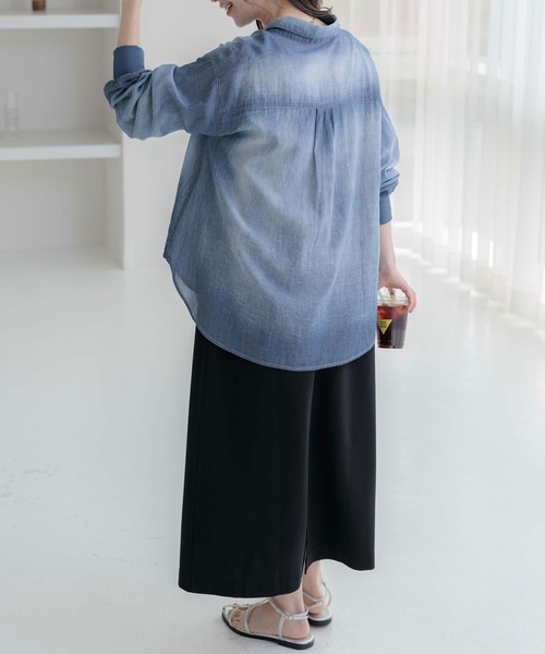 BELLUNA PLUS(ベルーナ)の「柔らかシアーデニムシャツ(シャツ/ブラウス・レディース・サックスブルー/ブルー・LARGE/MEDIUM/X-LARGE)」の21枚目の写真