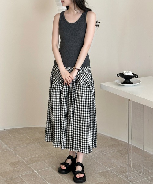 DAY CLOSET(デイ クローゼット)の「【シルエに変化を付けるラウンド切り替え】リネンライク ギンガムチェック柄 Aライン フレア スカート レディース(スカート・レディース・ブラック・FREE)」の6枚目の写真