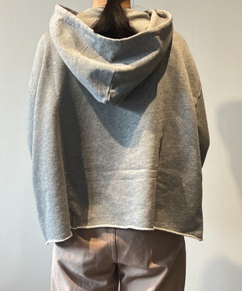 MM6 Maison Margiela（ｴﾑｴﾑｼｯｸｽ ﾒｿﾞﾝ ﾏﾙｼﾞｪﾗ）の「MM6　WOMAN SWEATSHIRT（パーカー・レディース・ライトグレー・MEDIUM/SMALL）」の2枚目の写真