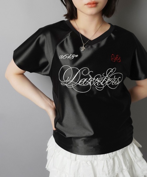 SPINNS（スピンズ）の「視線を奪うスポーティー艶感。ナンバリングタイトT（Tシャツ/カットソー・レディース・ブラック/ネイビー/レッド/ピンク・ONESIZE）」の2枚目の写真
