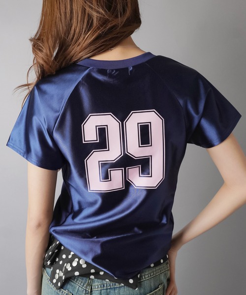 SPINNS（スピンズ）の「視線を奪うスポーティー艶感。ナンバリングタイトT（Tシャツ/カットソー・レディース・ブラック/ネイビー/レッド/ピンク・ONESIZE）」の7枚目の写真
