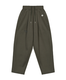 AOG PROJECT（エイオージープロジェクト）の「エッセンシャルカーブドスウェットパンツ（カーキ）（スウェットパンツ）」