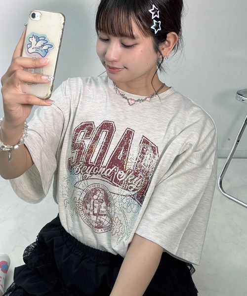 AS KNOW AS plus(アズノゥアズプラス)の「〇キラキラビジュー付き カレッジロゴ ビッグサイズ半袖Tシャツ【EC限定アイテム】(Tシャツ/カットソー・レディース・オフホワイト/オートミール/スミクロ・FREE)」の6枚目の写真