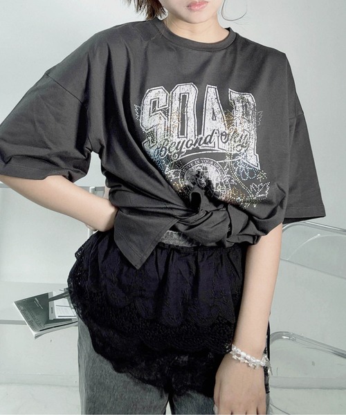 AS KNOW AS plus(アズノゥアズプラス)の「〇キラキラビジュー付き カレッジロゴ ビッグサイズ半袖Tシャツ【EC限定アイテム】(Tシャツ/カットソー・レディース・オフホワイト/オートミール/スミクロ・FREE)」の21枚目の写真
