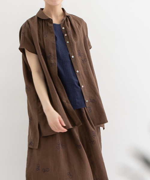 nop de nod(ノップドゥノッド)の「ラミーユーカリ刺繍フレンチスリーブシャツ(シャツ/ブラウス・レディース・ダークブラウン/ピンク/ネイビー・3)」の7枚目の写真