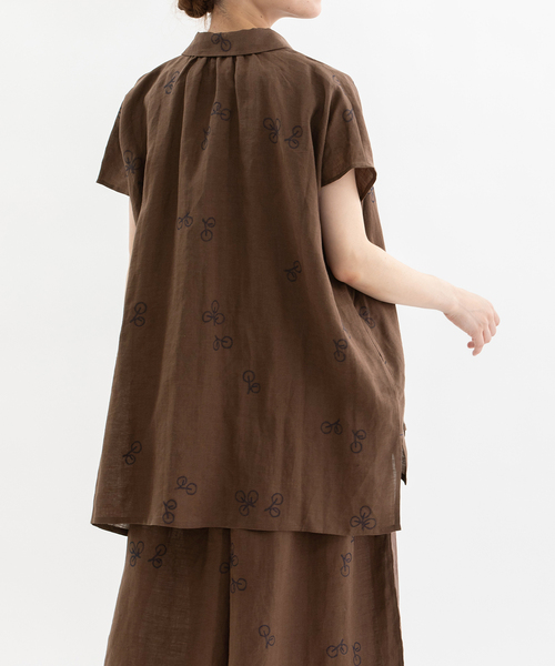nop de nod(ノップドゥノッド)の「ラミーユーカリ刺繍フレンチスリーブシャツ(シャツ/ブラウス・レディース・ダークブラウン/ピンク/ネイビー・3)」の9枚目の写真