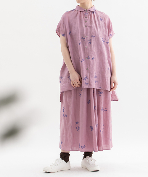 nop de nod(ノップドゥノッド)の「ラミーユーカリ刺繍フレンチスリーブシャツ(シャツ/ブラウス・レディース・ダークブラウン/ピンク/ネイビー・3)」の11枚目の写真
