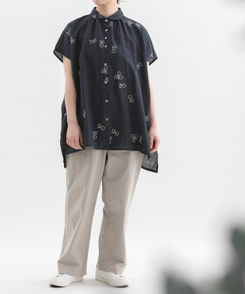 nop de nod(ノップドゥノッド)の「ラミーユーカリ刺繍フレンチスリーブシャツ(シャツ/ブラウス・レディース・ダークブラウン/ピンク/ネイビー・3)」の18枚目の写真